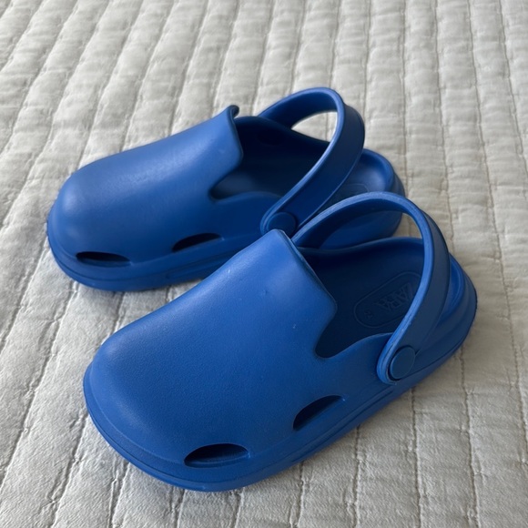 Blue Water Shoes with Ventilation and Adjustable Strap - Picture 1 of 3
